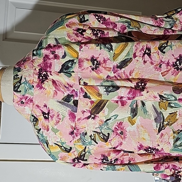 Modern Attraction, button-down blouse. Beautiful floral print. 3/4 tab sleeves. - Picture 7 of 13